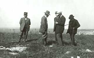 Gruppo su terreno di trincea a Murgecchia con il Sen. Ridola, il Sen. Gattini, il dott. Ashby, il prof. Micalella e il factotum michele bruno