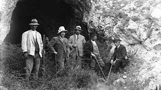 Domenico Ridola, seduto, presso l'entrata della grotta dei pipistrelli