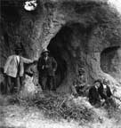 domenico ridola all'entrata della grotta dei pipistrelli