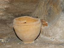 Un vaso neolitico in corso di realizzazione (ricostruzione)