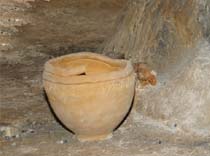 Vaso neolitico in fase di lavorazione (ricostruzione)