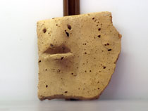 Ceramica decorata con una stilizzazione del volto umano