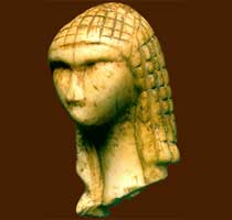 Figura femminile scolpita in osso